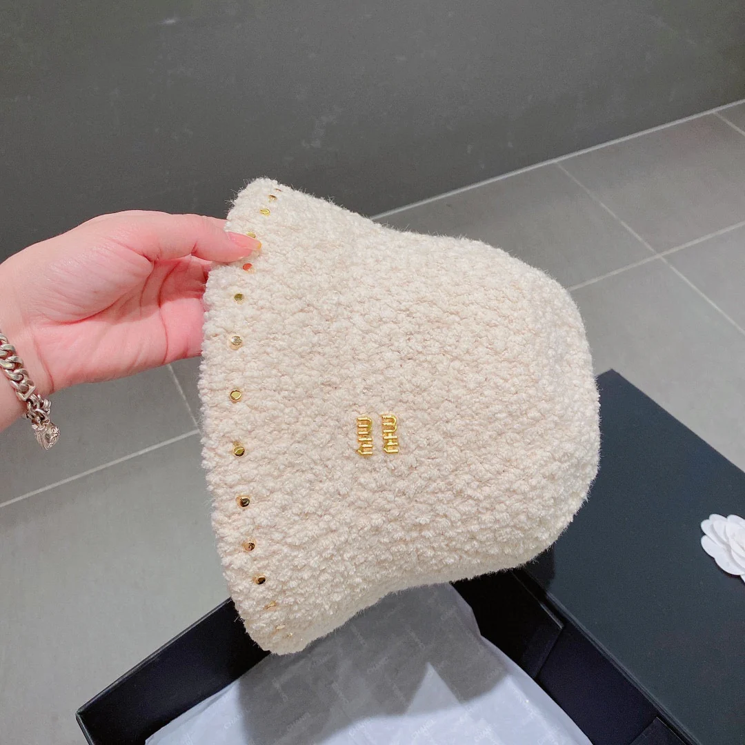 Панама Miu Miu с заклепками - белая