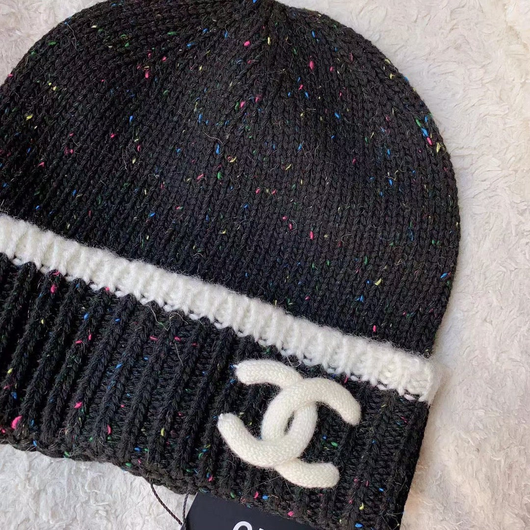 Новая модная вязаная шапка-бини Chanel в горошек, осень/зима 2023, черная.