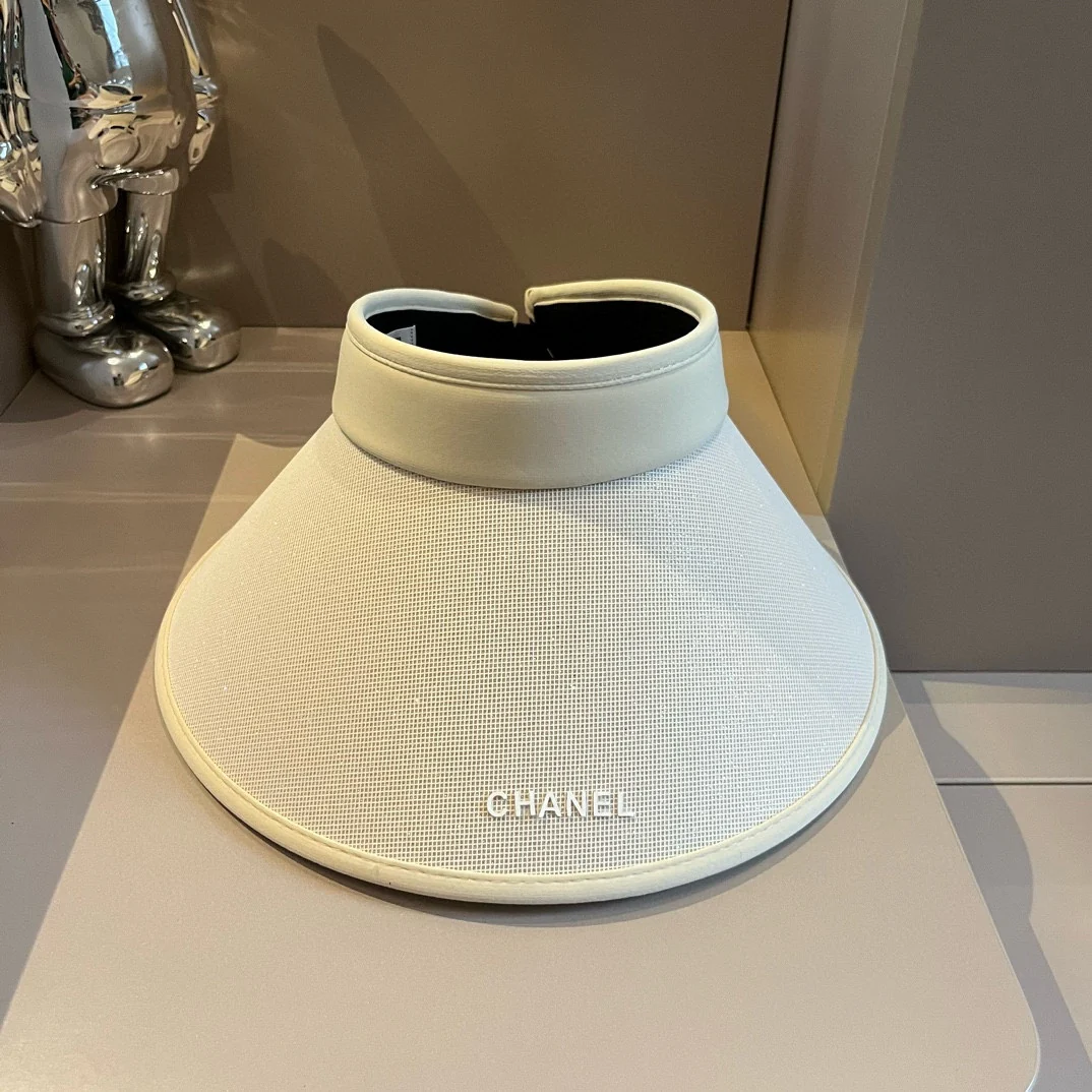 Минималистичная солнцезащитная шляпа Chanel с простыми буквами - белая.