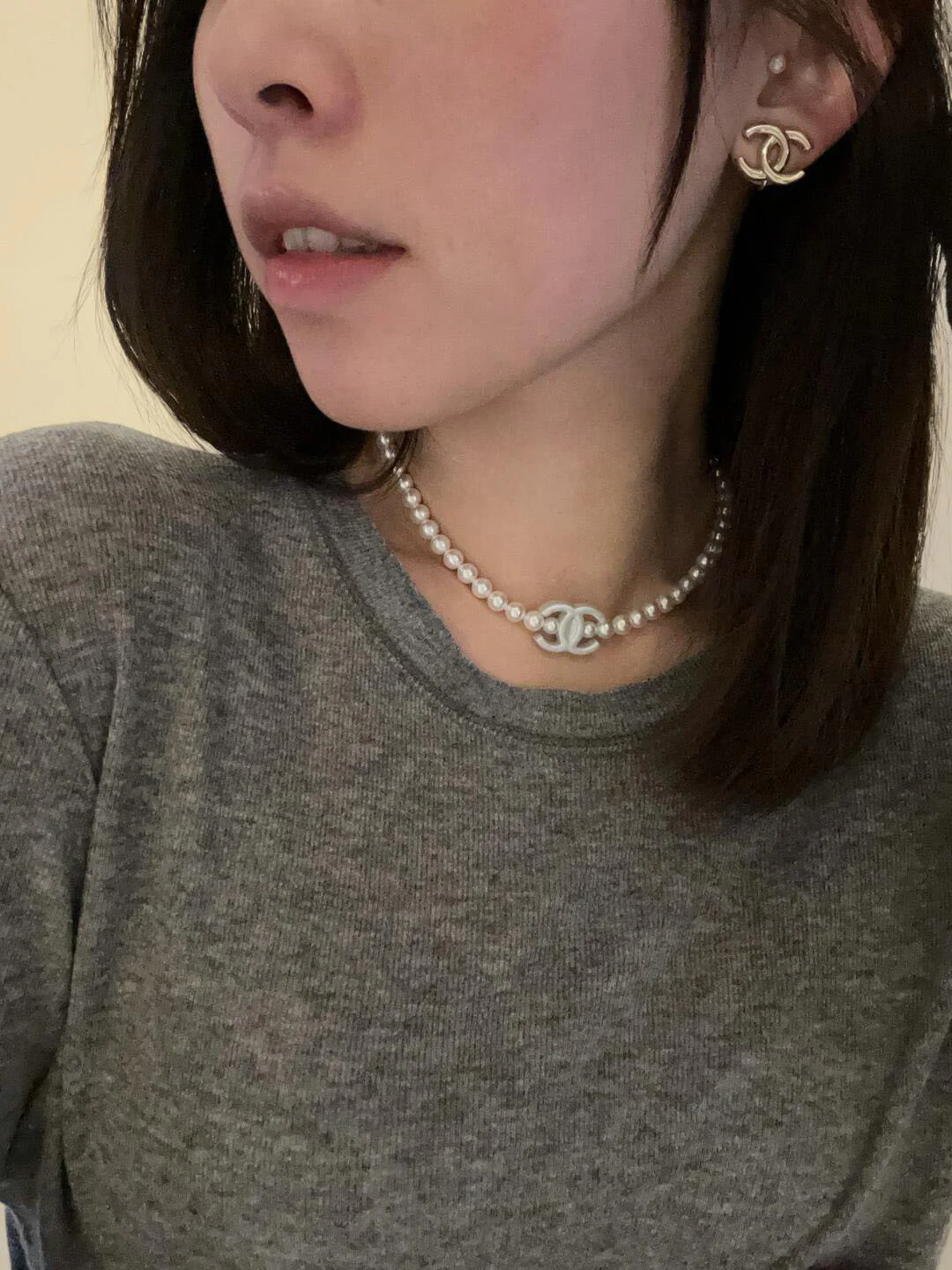 Серьги-клипсы Chanel 25 пенсов, глянцевые, с двойной буквой С.