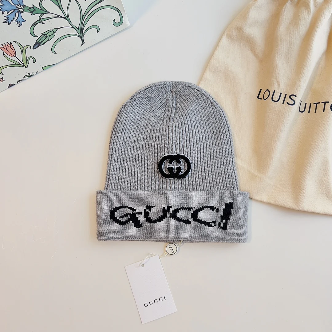 Шапка Gucci с вышитой буквой - серая