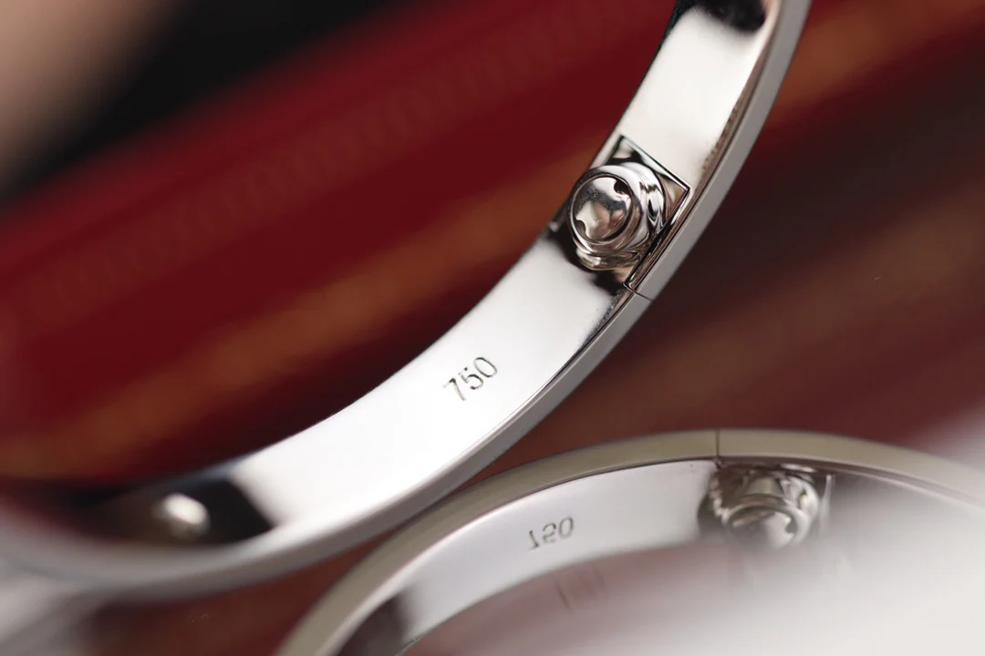 Широкий браслет Cartier Love из белого золота с 4 бриллиантами.