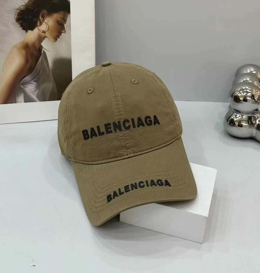 Новинка сезона весна/лето 2023 от Balenciaga - бейсболка в стиле ретро