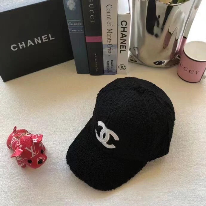 Chanel - Бейсболка с меховой подкладкой - Черная