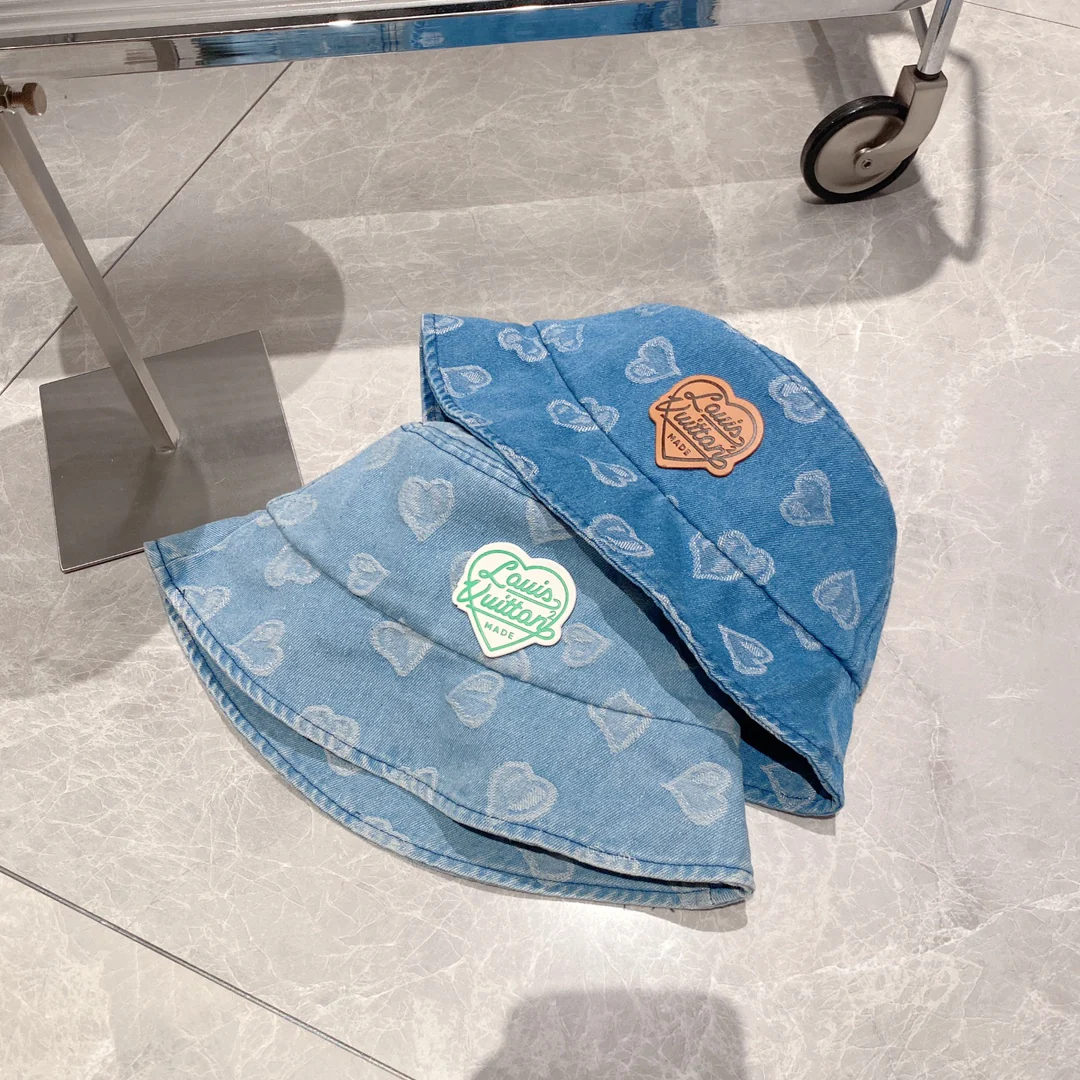 Новинка начала осени 2023 года от LV — джинсовая панама в форме сердца — светлый цвет.