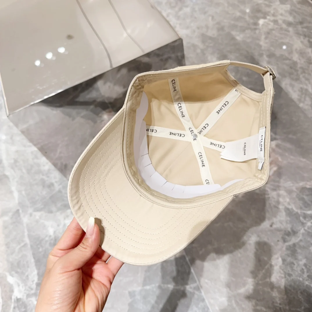 Бейсболка Celine с вышитой буквой 