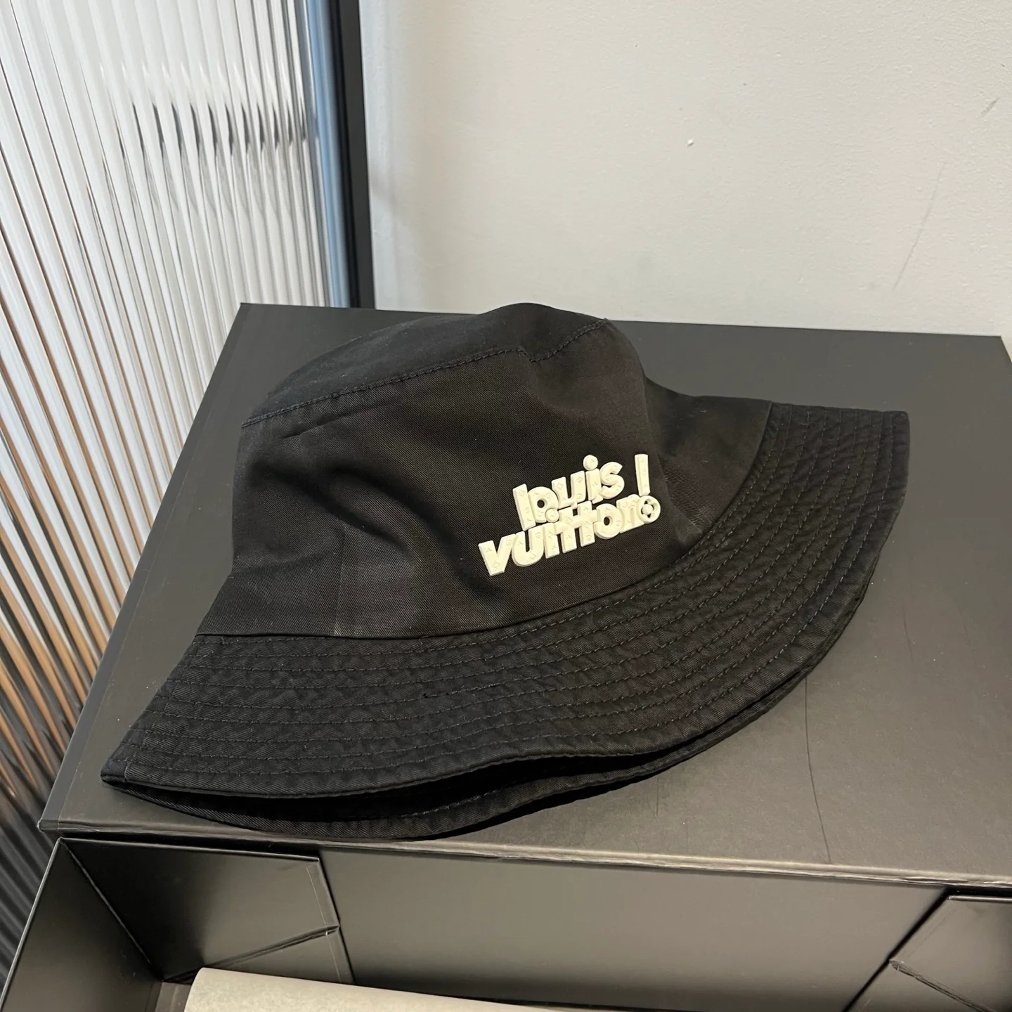 LV - Простая рыбацкая шляпа - Черная