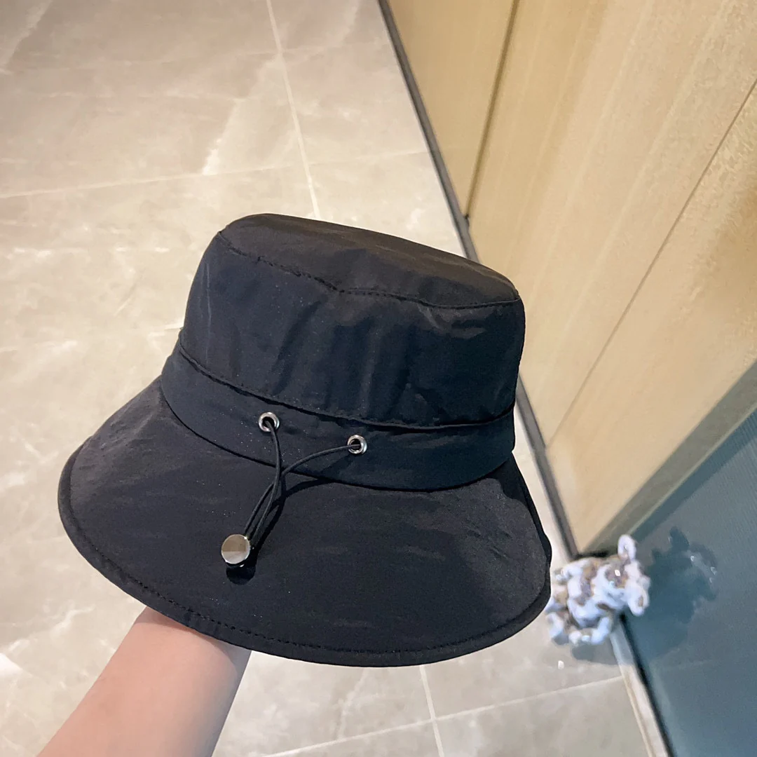 Новинка сезона весна/лето 2023 от Prada - Панама - Черная