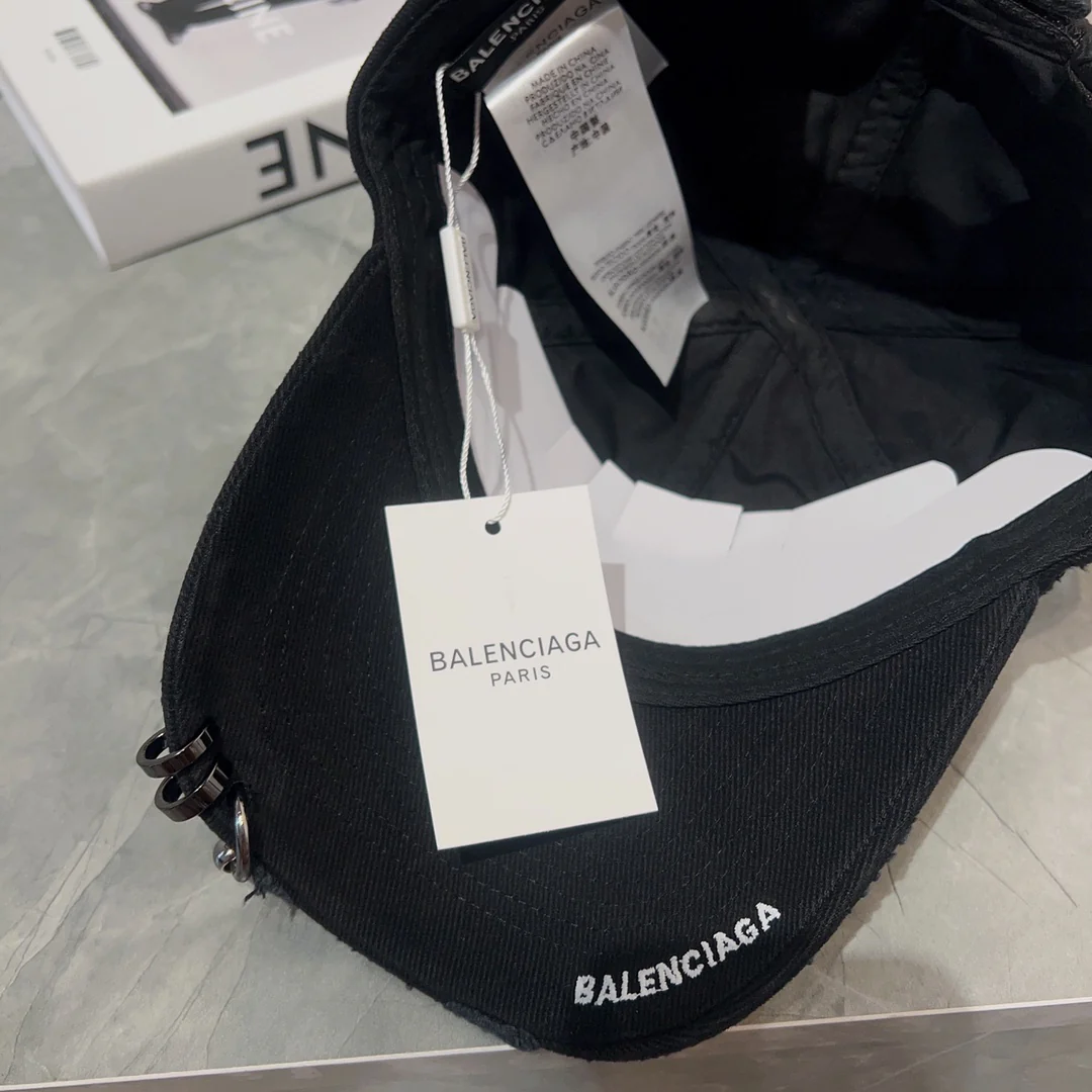 Новинки Balenciaga весна/лето 2023 - Шляпа с заклепками/Сферическая кепка - Черная