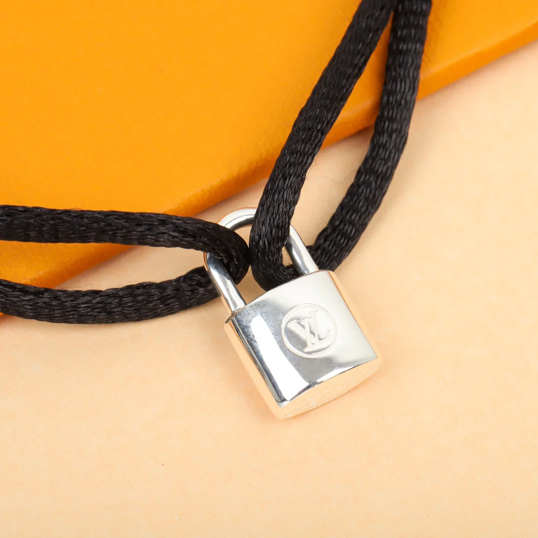 Браслет LV - 18