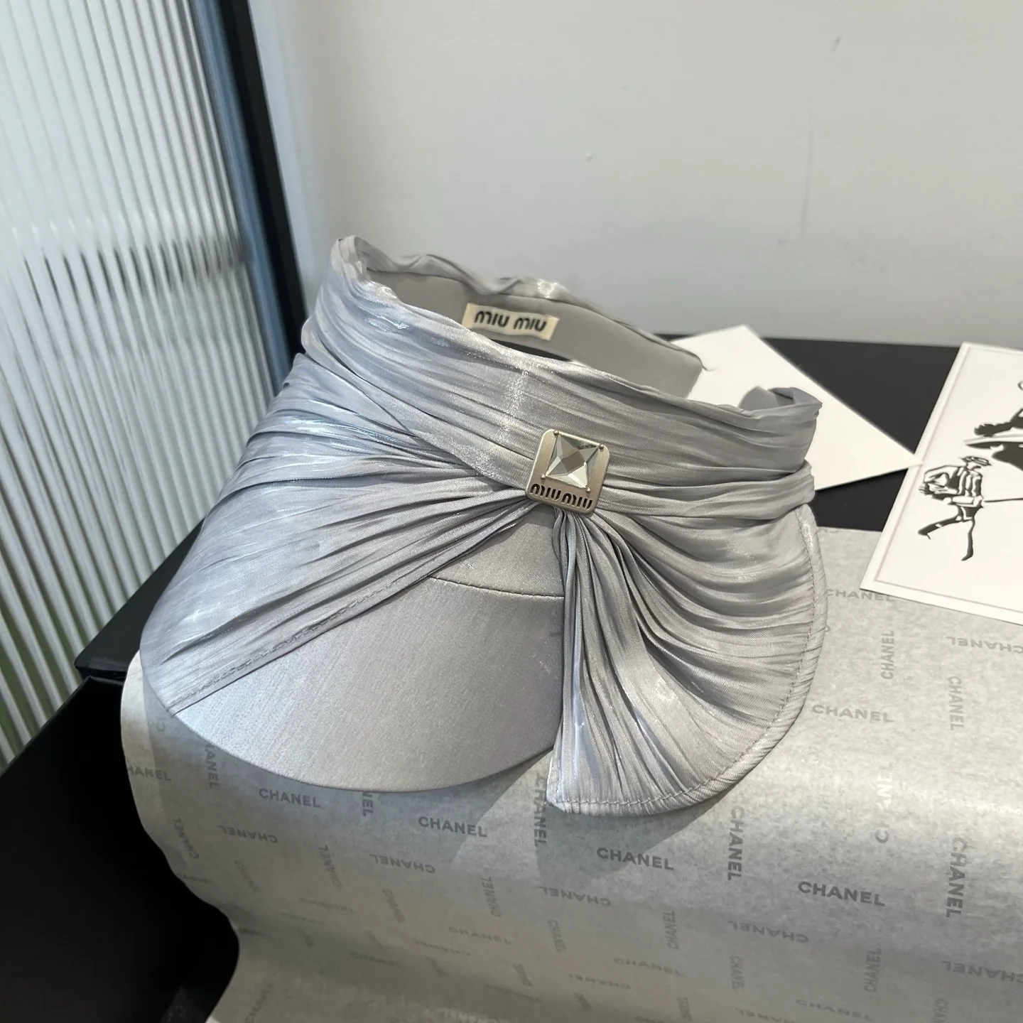 Miu Miu - Солнцезащитная шляпа с атласным бантом - Серебристая