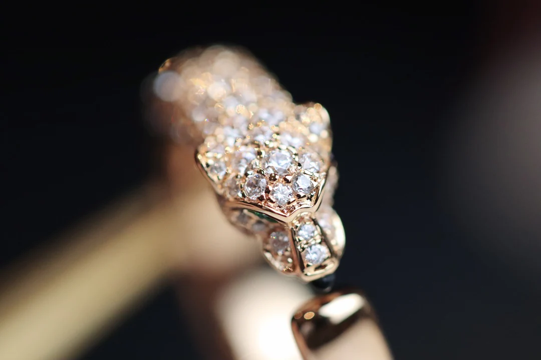 Коллекция Cartier Panther - Розовое золото с полубриллиантами и изумрудами