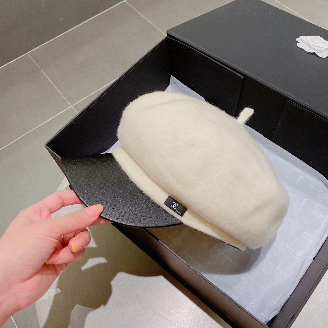 Chanel - Шерстяная военная кепка с клювом-?уточкой? - Белая