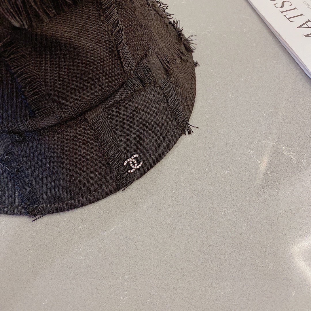 Новинка весенне-осенней коллекции Chanel 2023 — Зачесанная назад рыбацкая шляпа — Черная