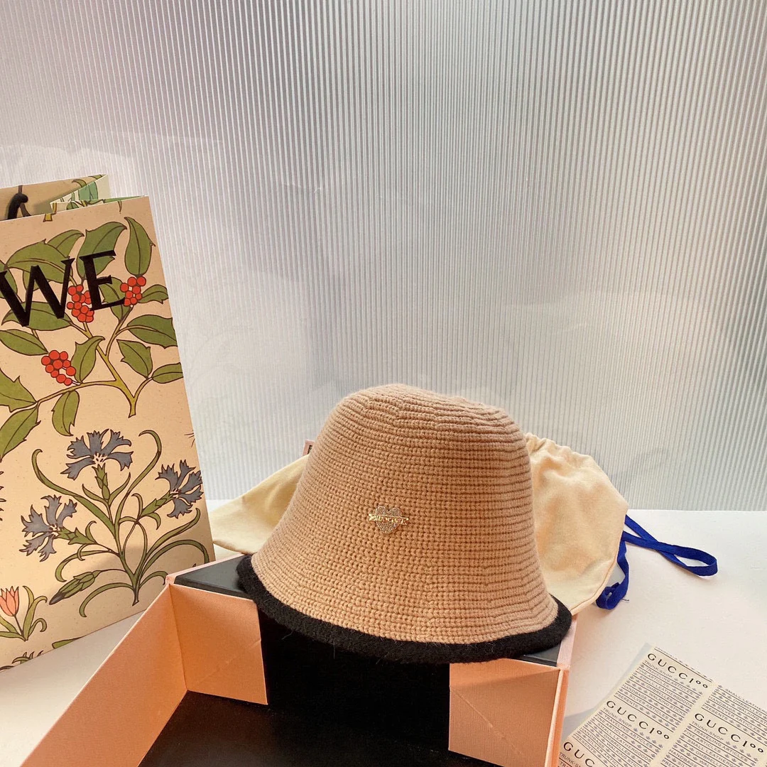 Рыбацкая шляпа Chanel в форме сердца