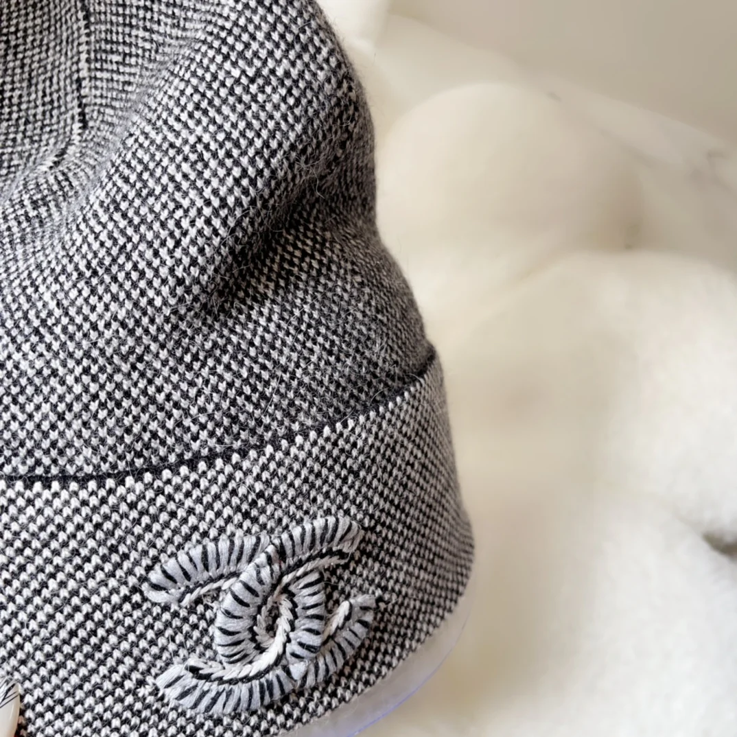 Новая универсальная шапка-бини Chanel из осенне-зимней коллекции.