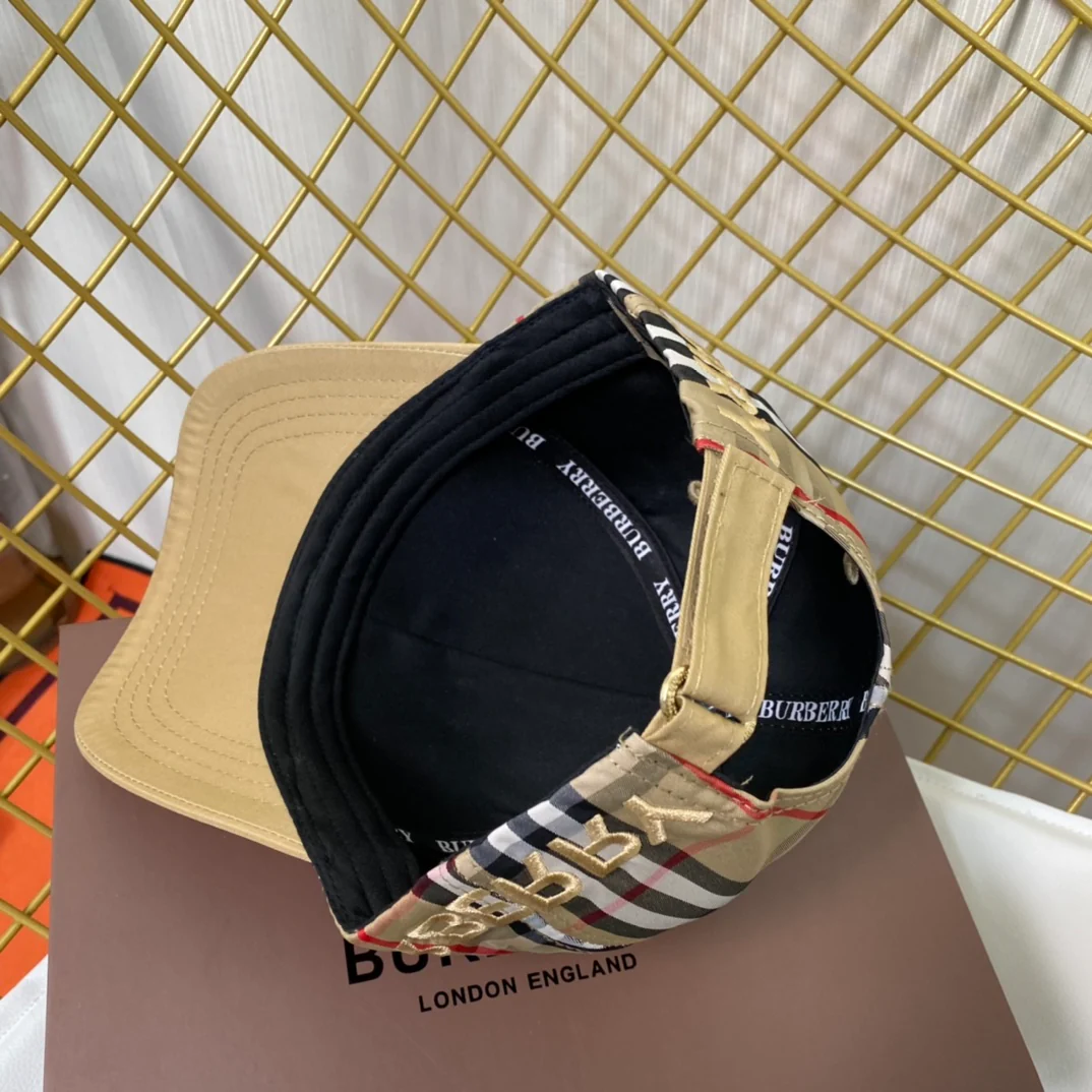 Burberry - Классическая бейсболка в клетку