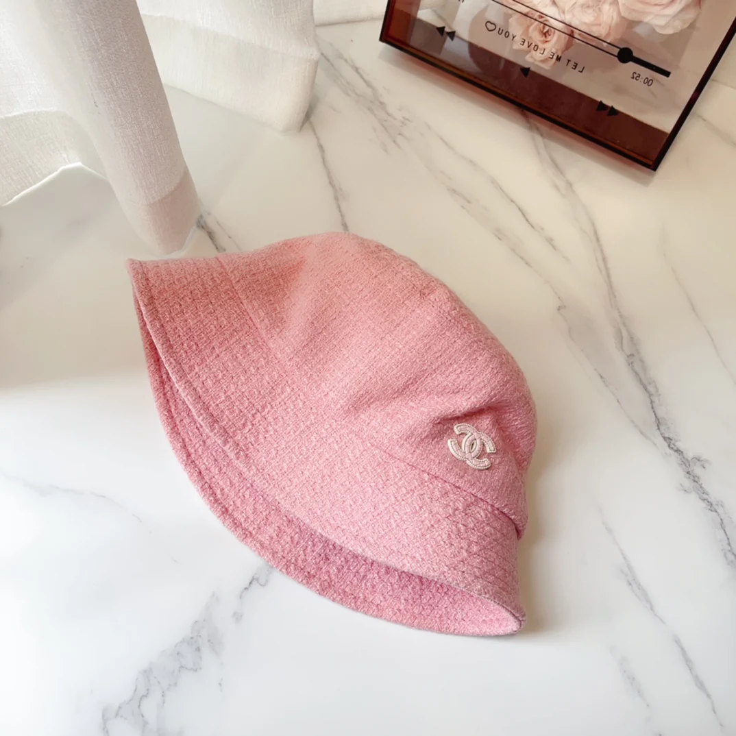 Новинка сезона осень/зима 2023 от Chanel — розовая плетеная рыбацкая шляпа.