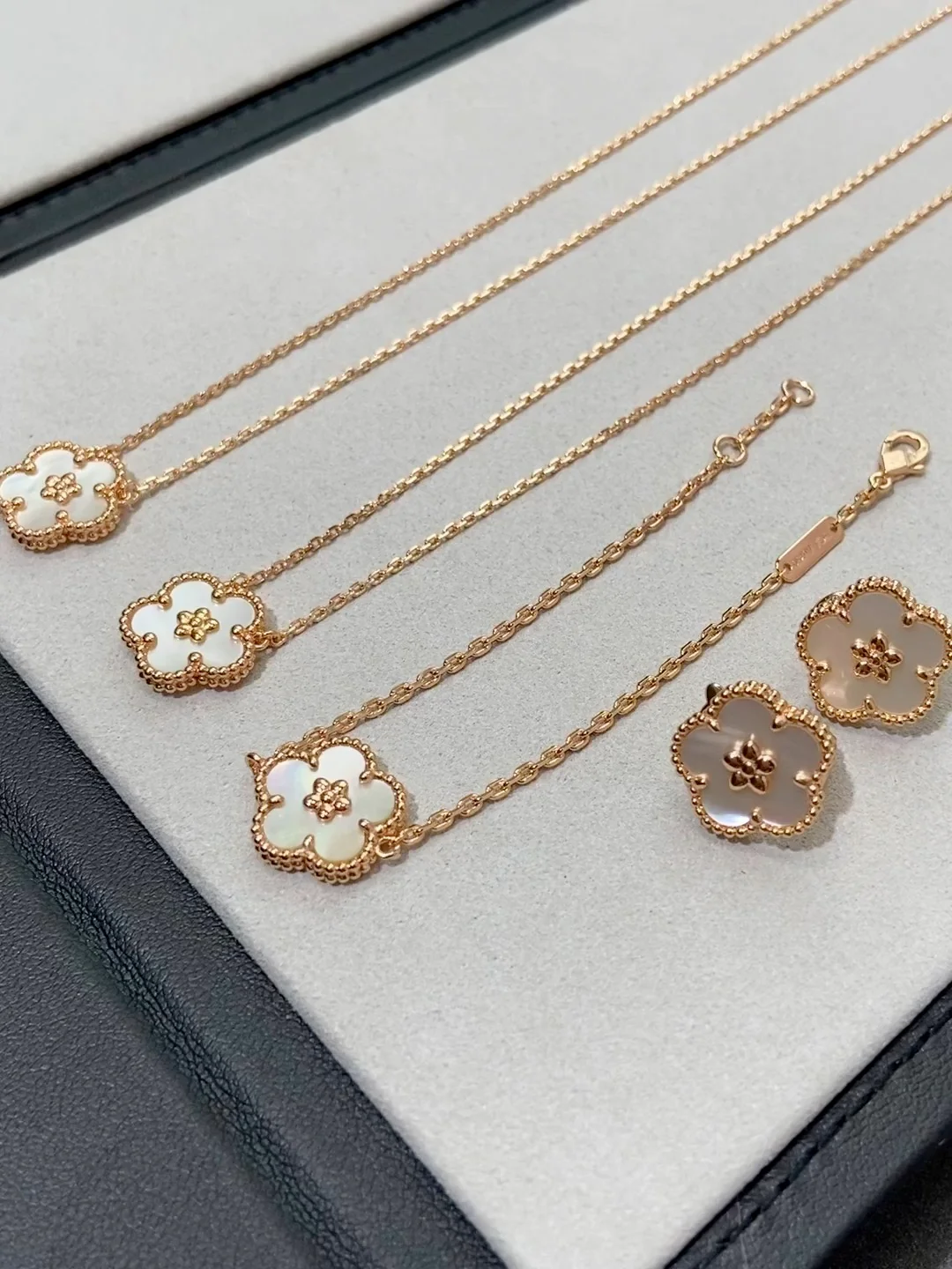 Van Vuitton - Колье 048