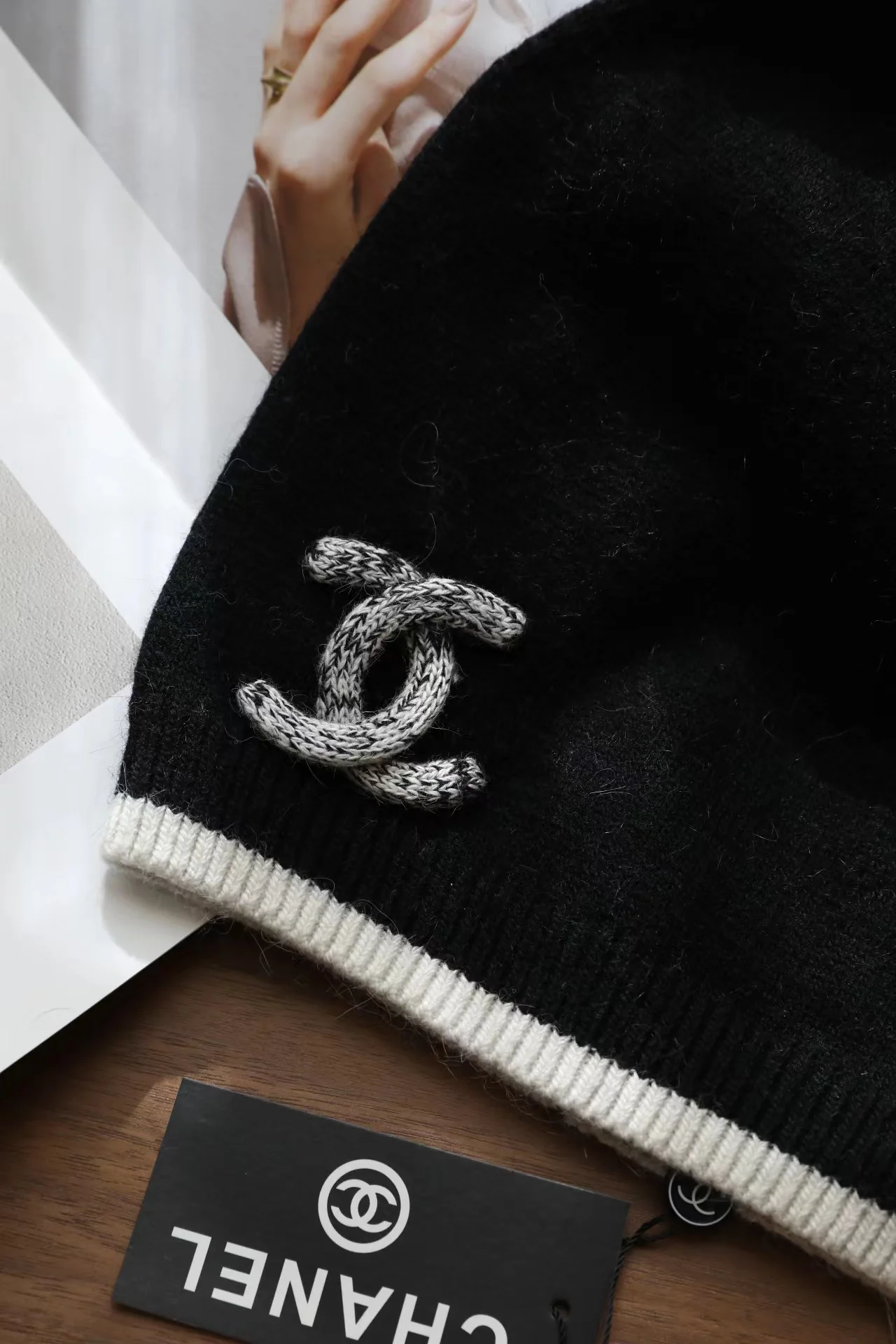 Chanel - Шерстяная вязаная шапка с закругленным краем - Черная