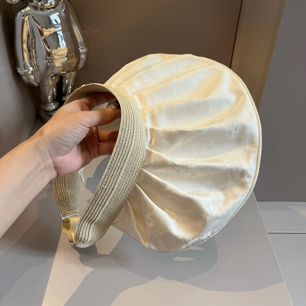 Солнцезащитная шляпа Chanel из атласа с перламутровым узором - белая.