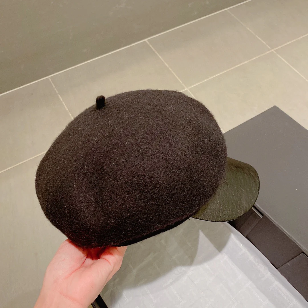 Chanel - Шерстяная военная кепка с клювом-?уточкой? - Черная