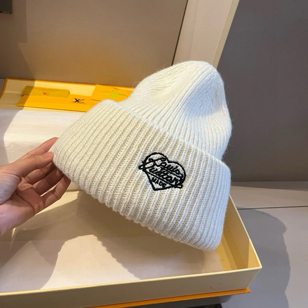 Вязаная шапка LV с вышивкой - белая