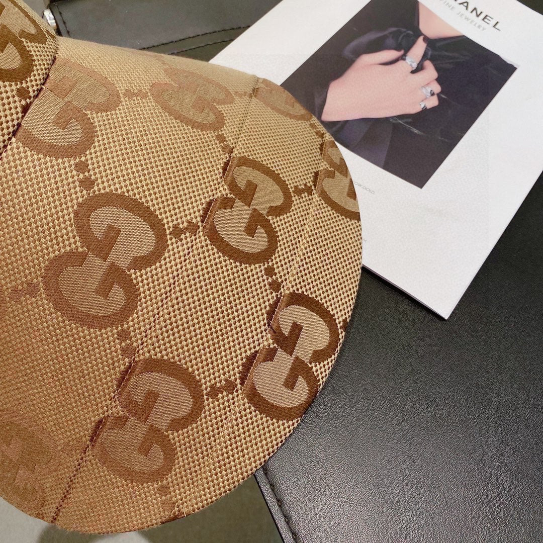 Новинки коллекции Gucci Весна/Лето 2023 - Кепка из канваса с монограммой и узкими полями - Козырек - Коричневый