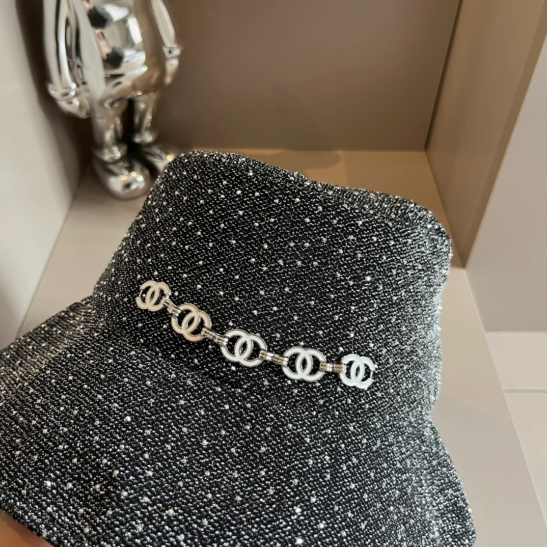 Новая весенне-осенняя рыбацкая шляпа Chanel с двойной буквой С и блестками — серая.