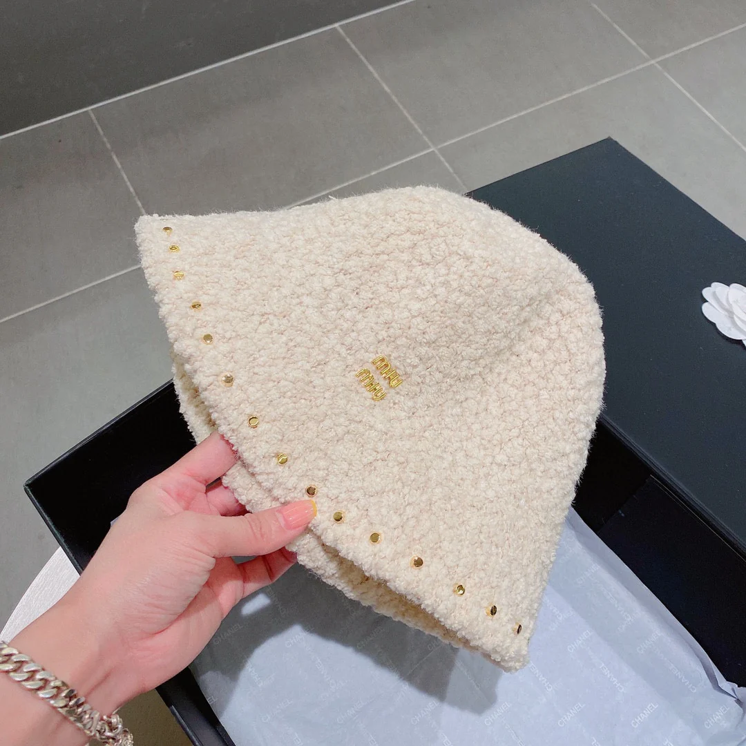 Панама Miu Miu с заклепками - белая