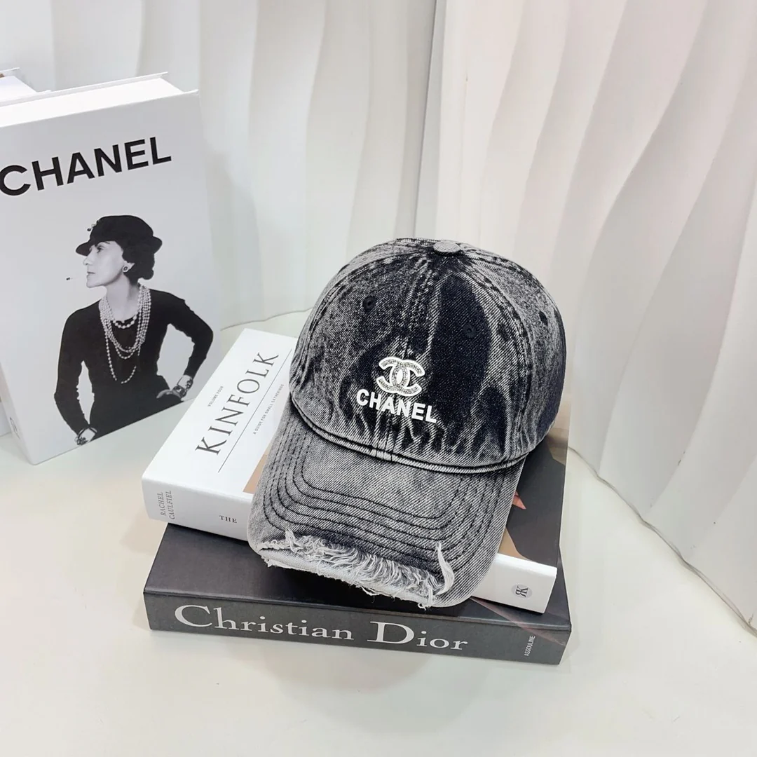 Chanel - Новая бейсболка из выстиранного денима