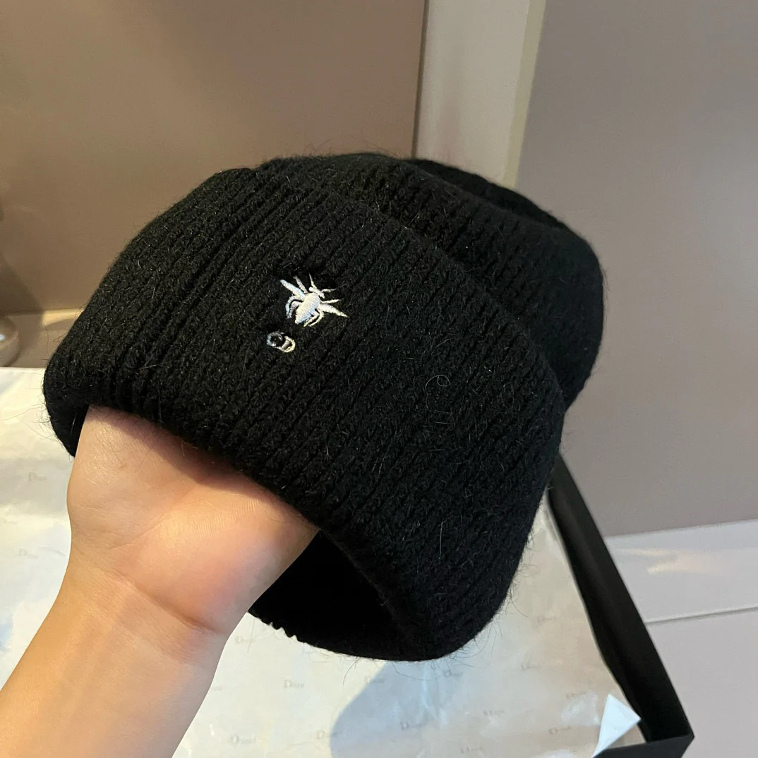 Вязаная шапка Dior с вышивкой - черная