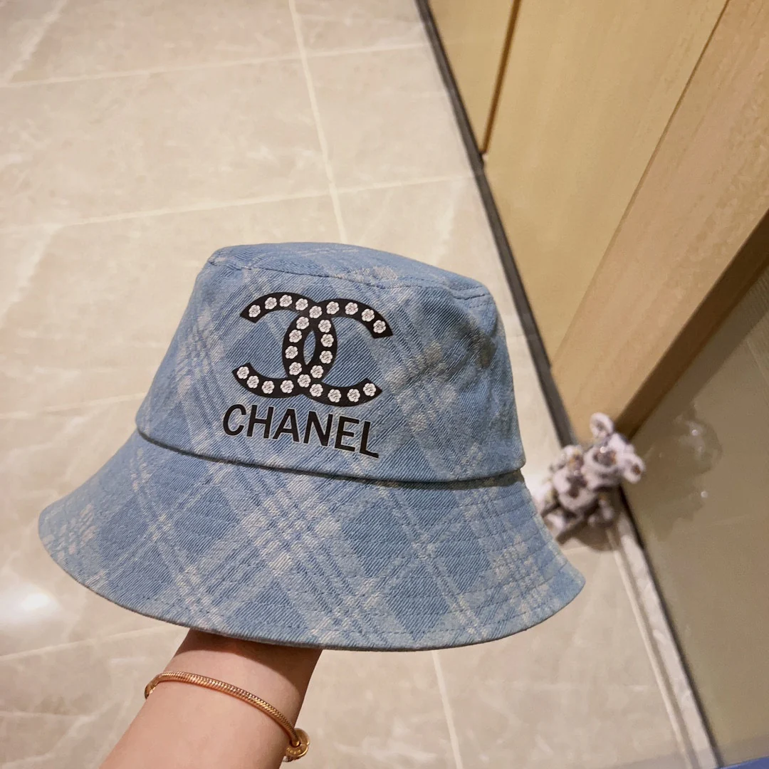 Новая коллекция Chanel ?Ранняя осень 2023? — ковбойская рыбацкая шляпа.