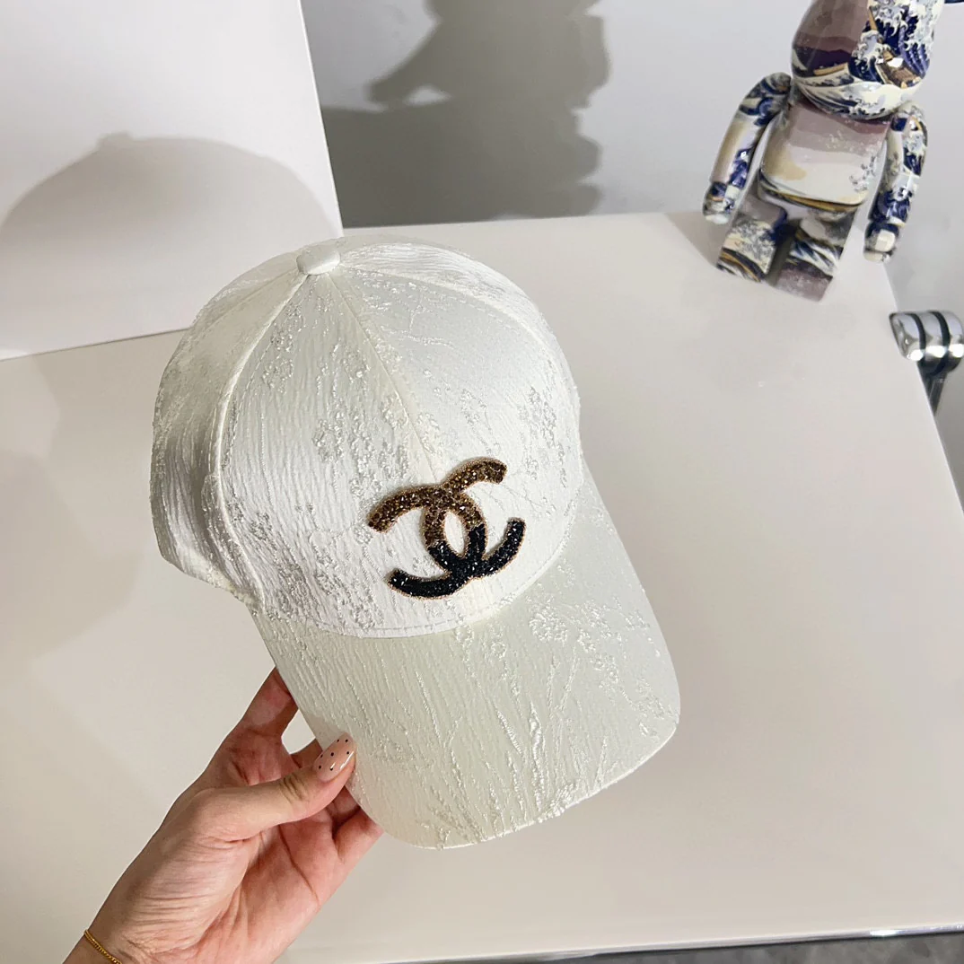 Новая минималистичная бейсболка Chanel 2024 года — белая.