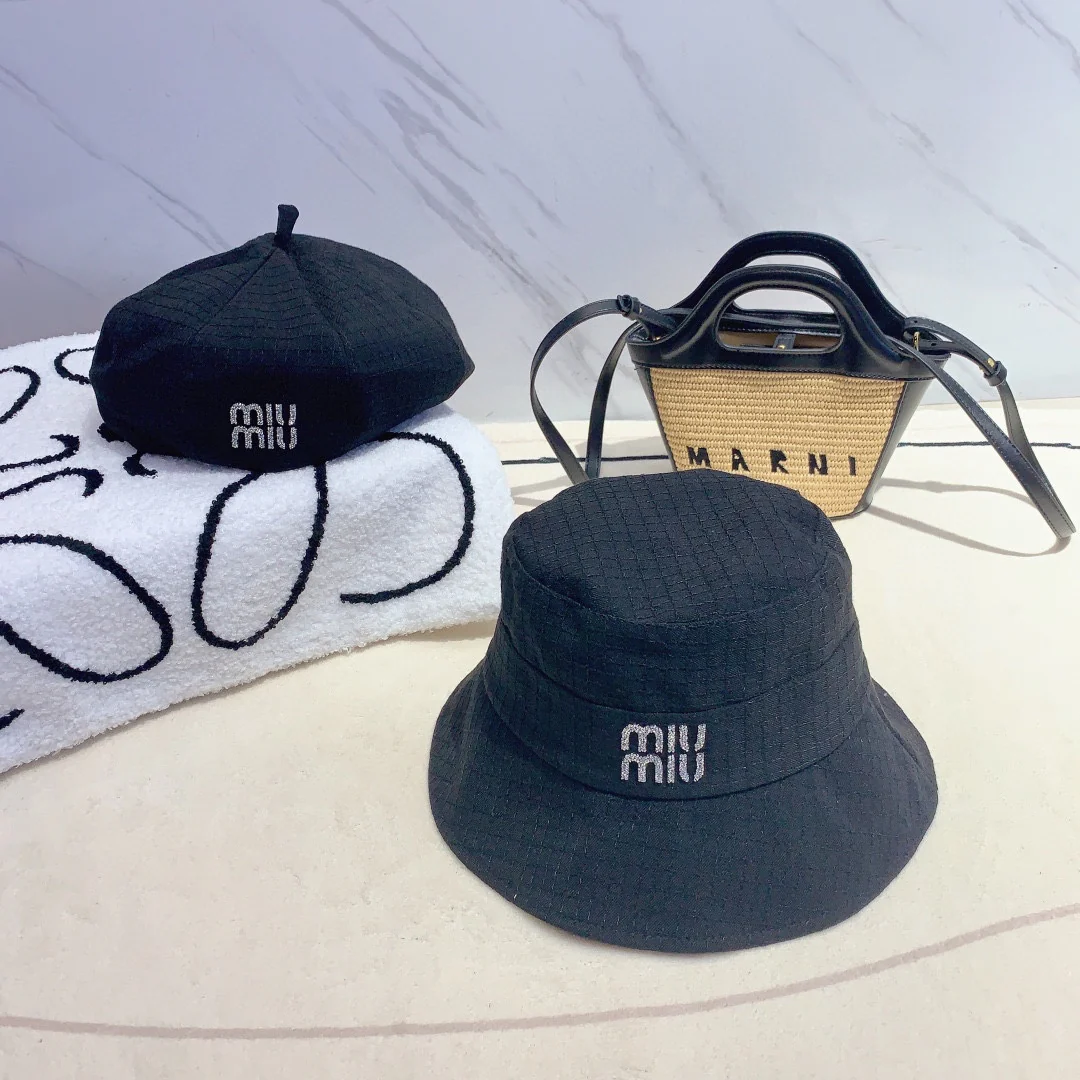 Новинка сезона ?Рыбацкая шляпа? от Miu Miu, начало осени 2023 года - 1