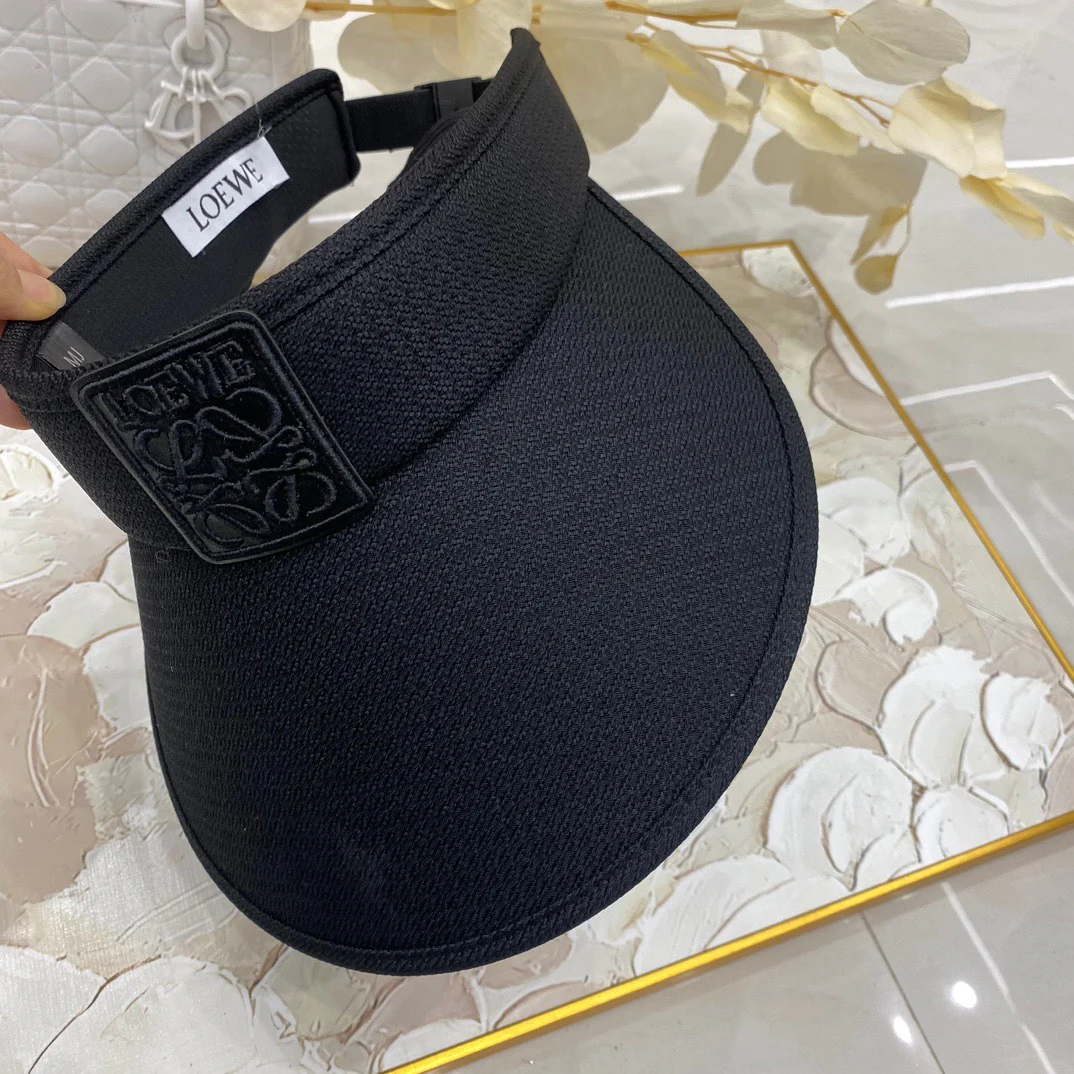 Новая модель от LOUE — солнцезащитная шляпа с вафельной клеткой.