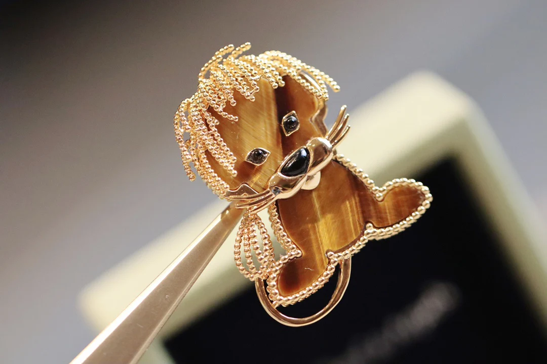 Van Véck - Брошь 011