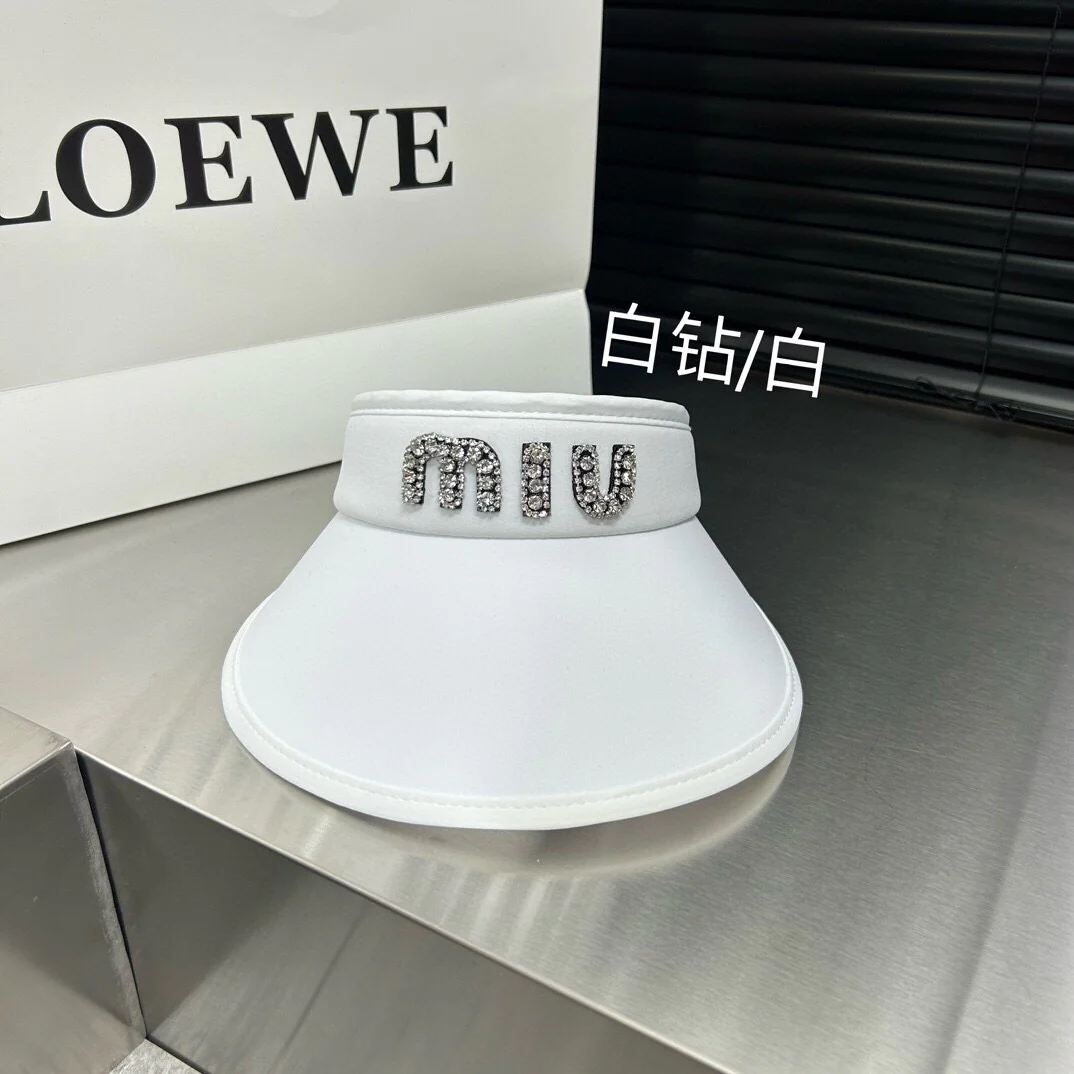 Новая солнцезащитная шляпа Miu Miu из ледяного шелка, украшенная стразами, весна/лето 2024.