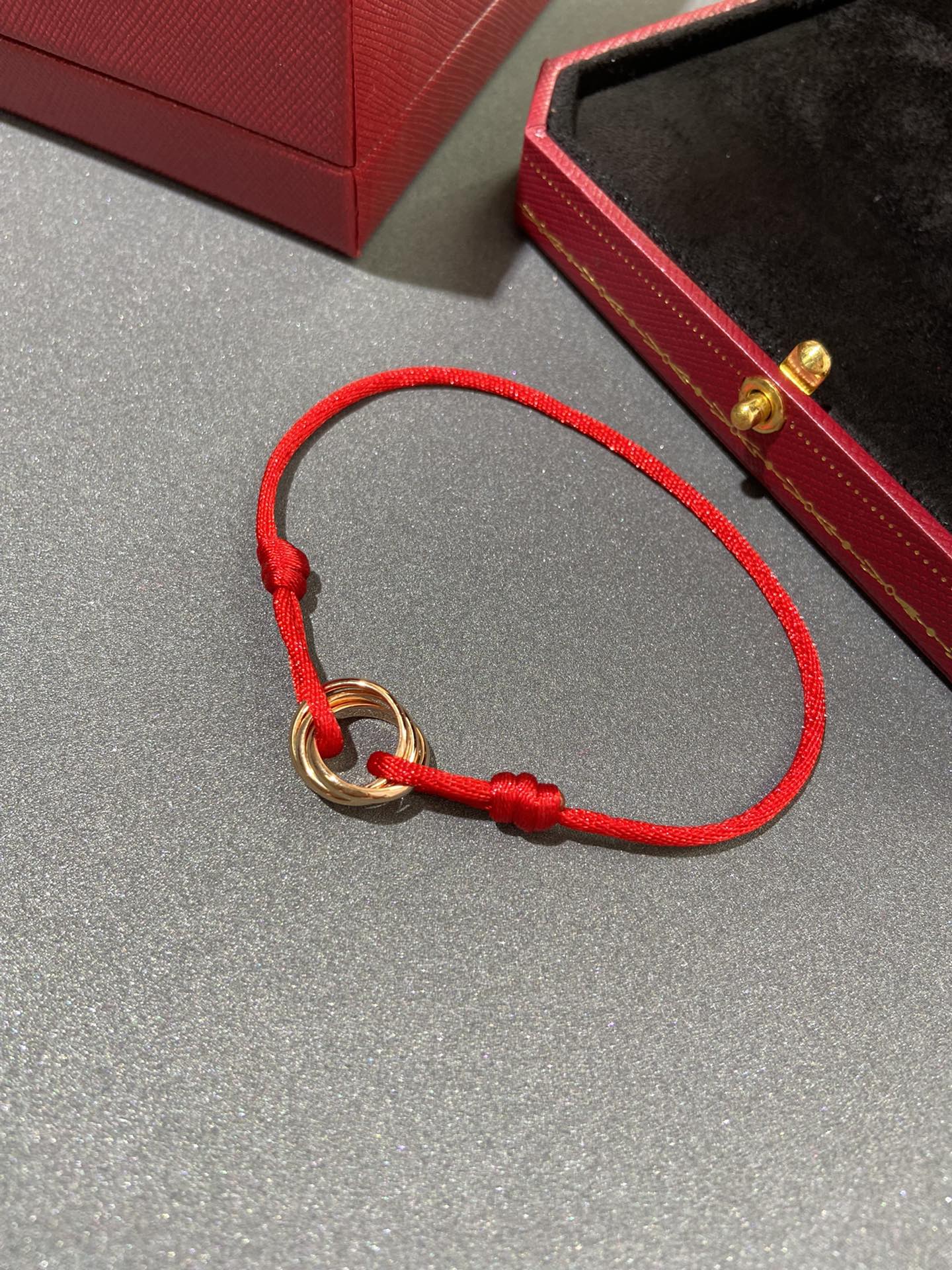 Браслет Cartier можно носить на расстоянии до 18 см от плеча.