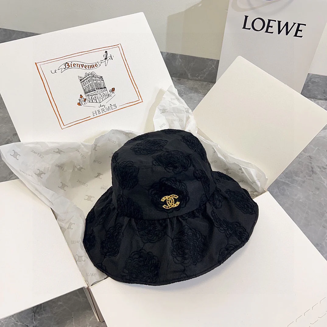 Новая солнцезащитная шляпа Chanel 2024 с вышитыми лепестками - черная.