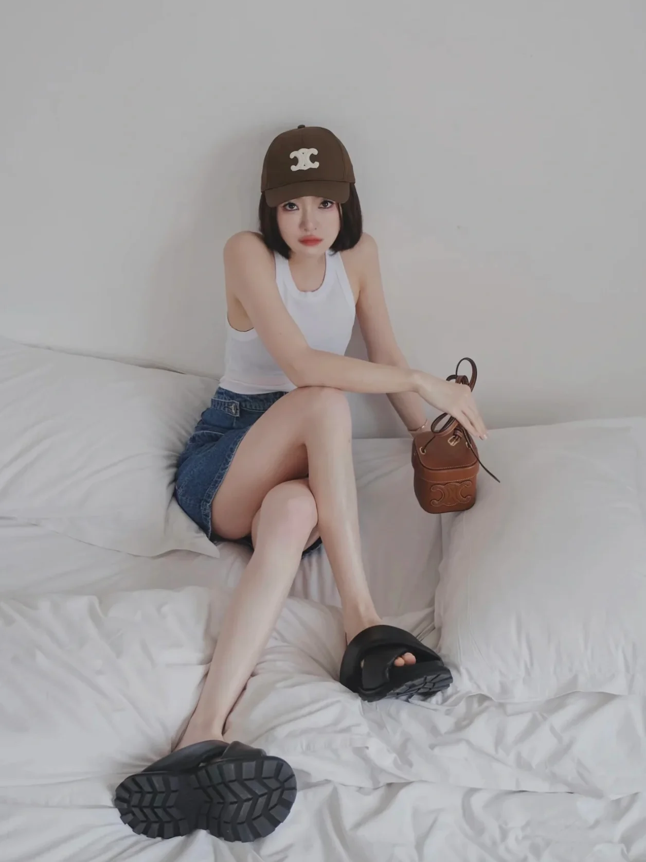 Бейсболка Celine с показа весенне-летней коллекции 2022 года — вдохновение для создания образа.