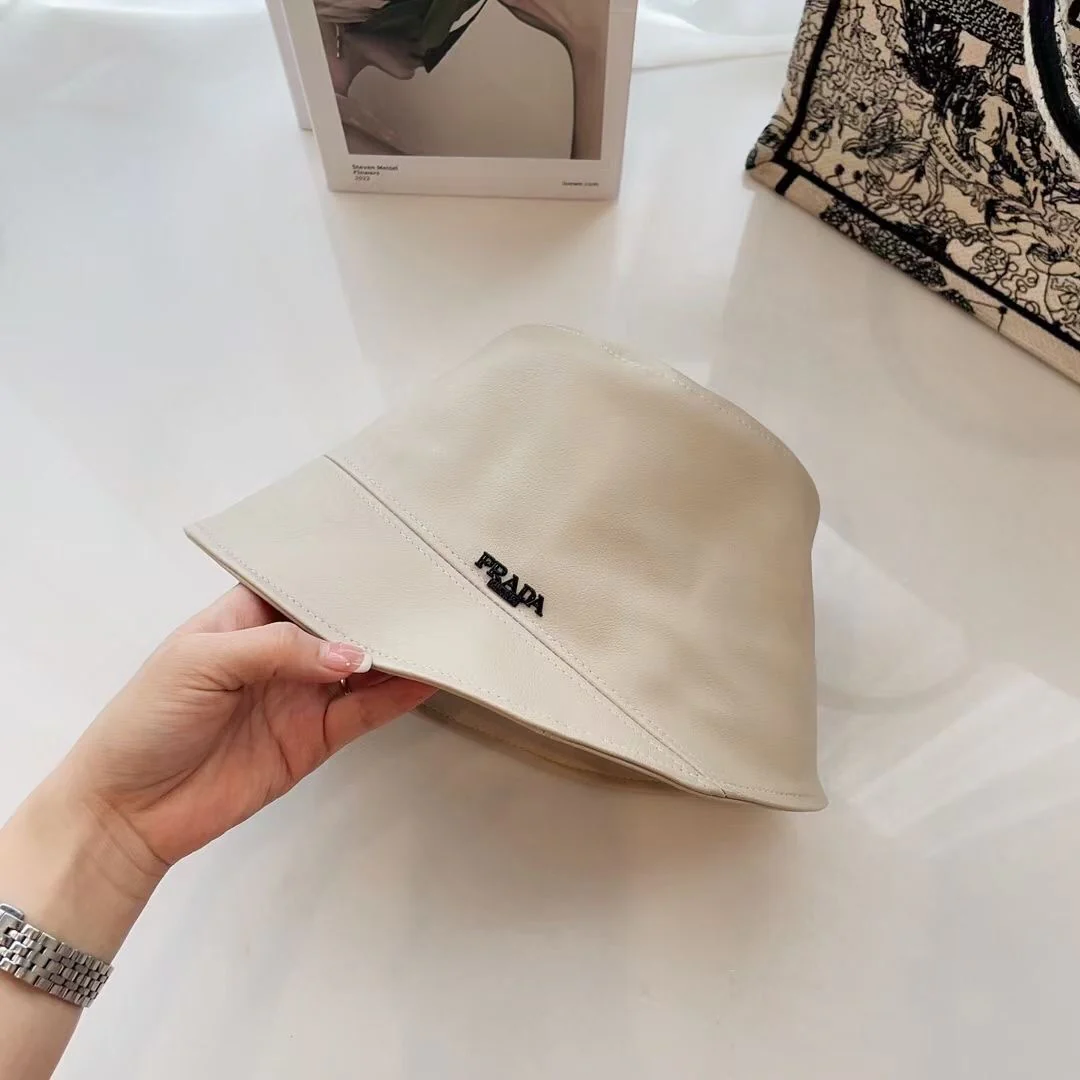 Prada - Кожаная рыбацкая шляпа неправильной формы
