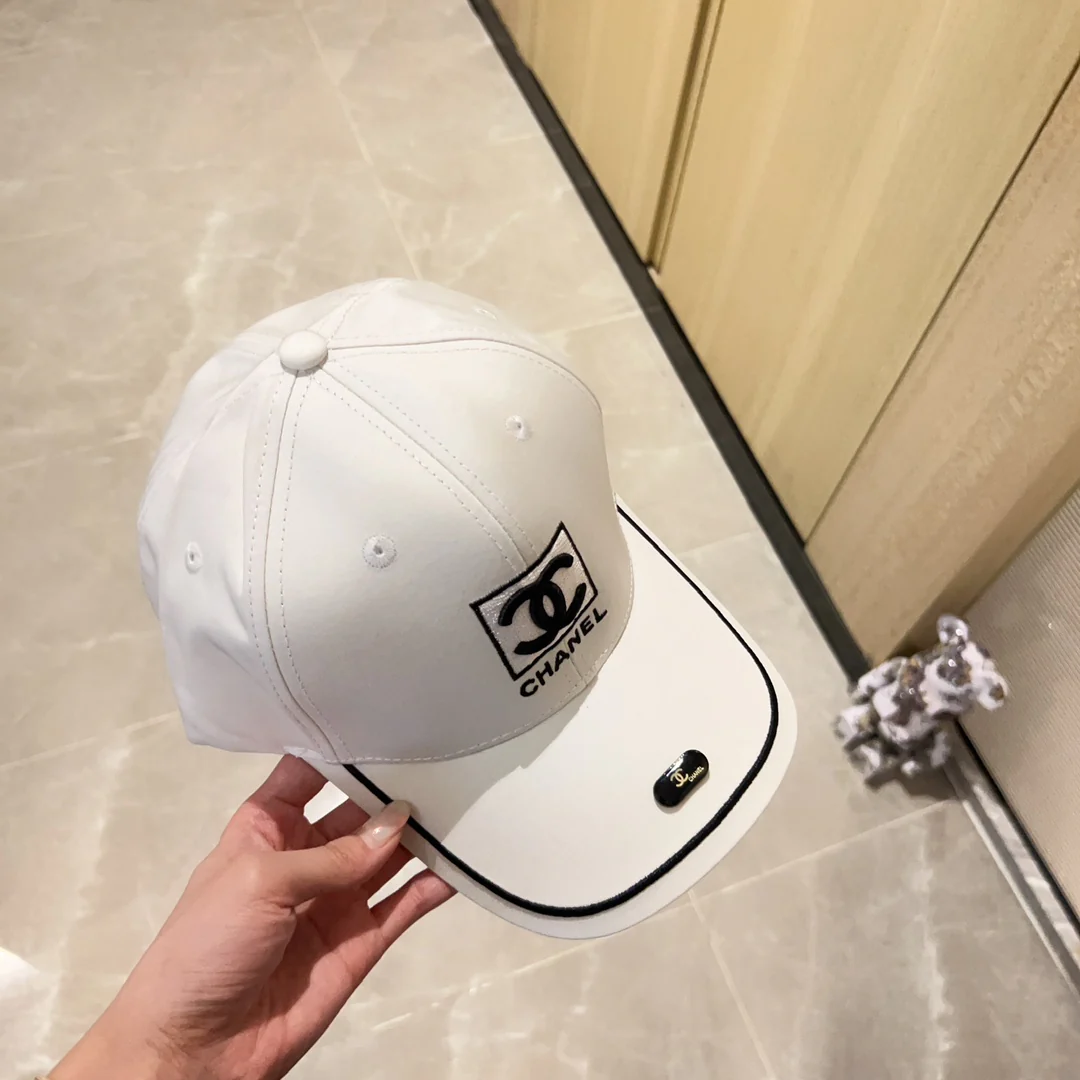 Новинка сезона весна/лето 2023 от Chanel - бейсболка - белая