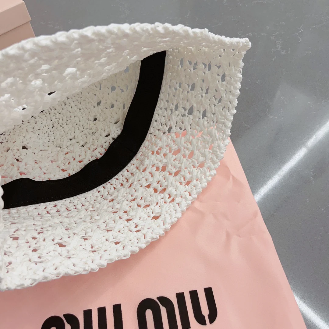 Новинка коллекции Miu Miu Весна/Лето 2023 - Вязаная крючком рыбацкая шапка - Белая