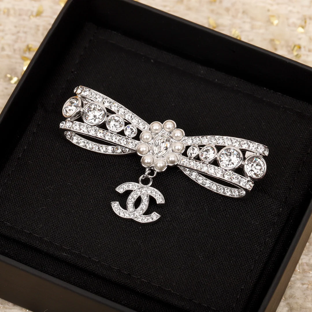 Брошь Chanel 127
