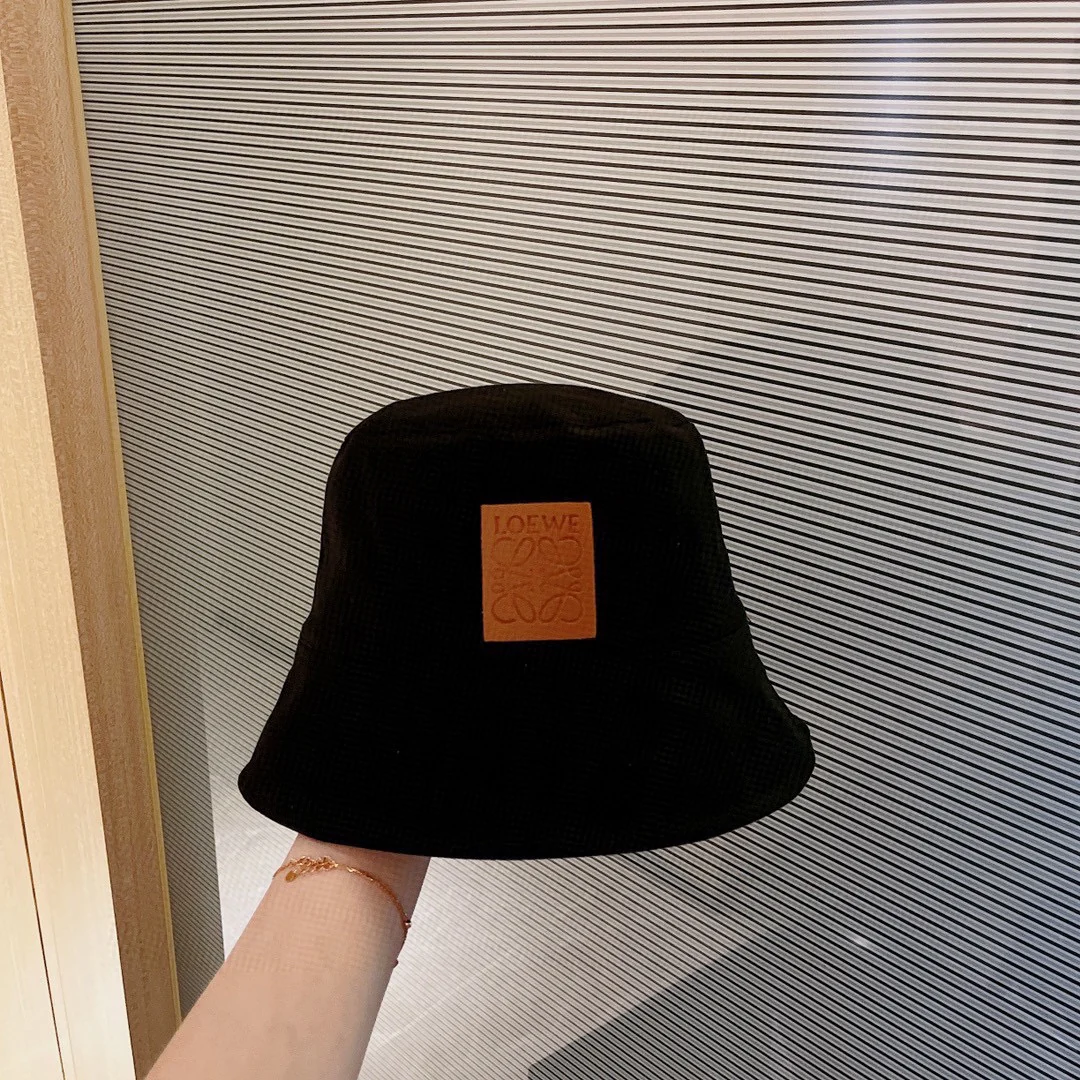 LOEWE - Простая кожаная рыбацкая шляпа с логотипом - 4 цвета