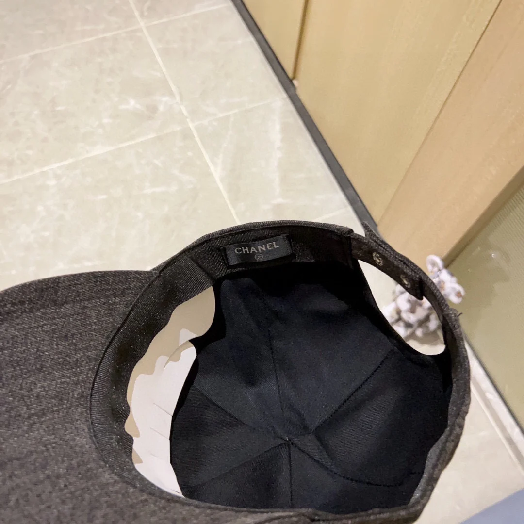 Новая минималистичная бейсболка Chanel 2023 года с вышивкой - серая.