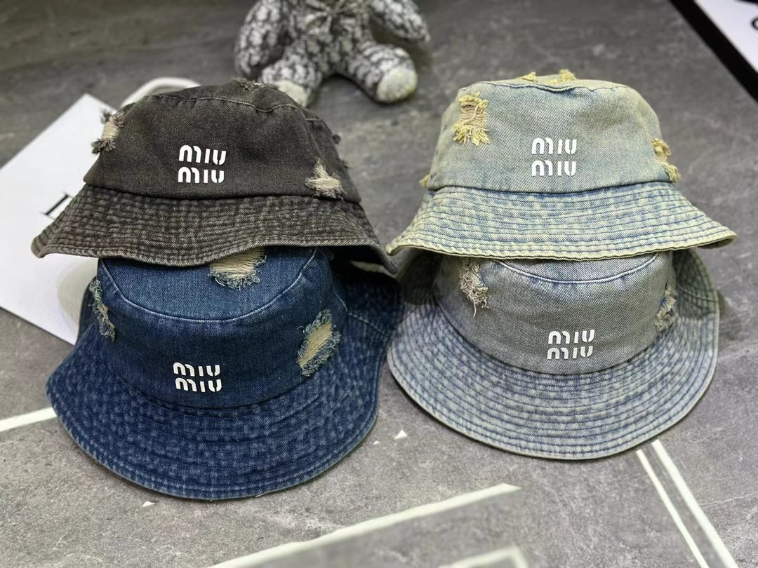 Панама Miu Miu из рваной джинсовой ткани