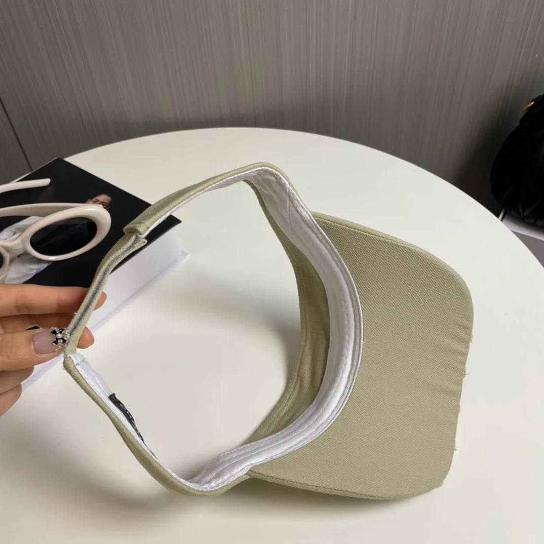 Chanel - Простая и стильная солнцезащитная шляпа - Абрикосово-серый