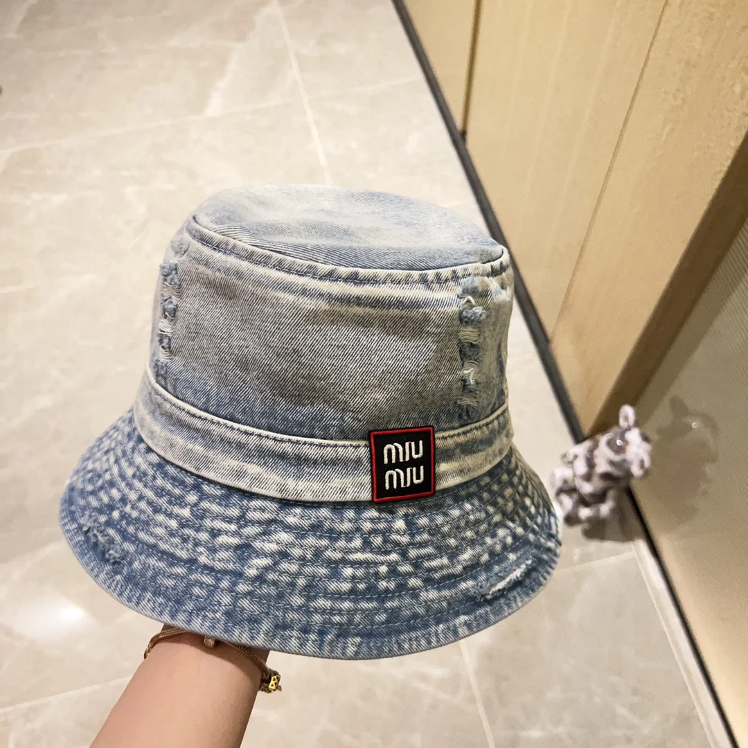 Новинка весны/лета Miu Miu 2023 — джинсовая панама.